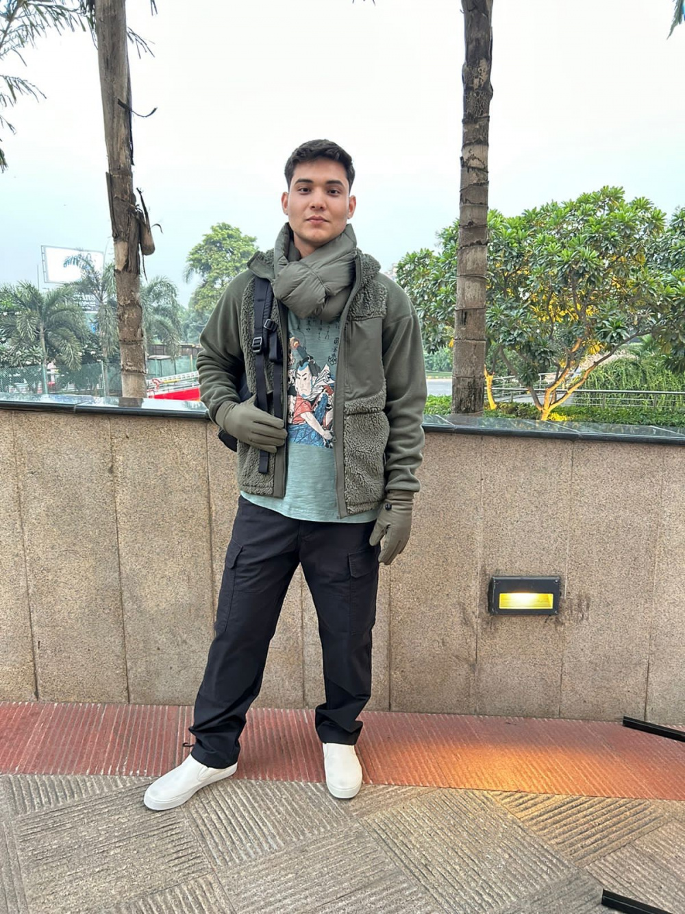 Check styling ideas for「KAWS Long Sleeve Sweatshirt、Washed Jersey Jogger  Pants」