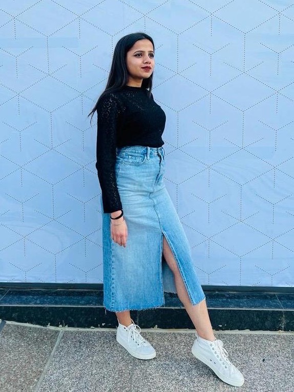 Long Denim Skirt with White Tee  Long denim skirt outfit, Long denim  skirt, Denim skirt trend