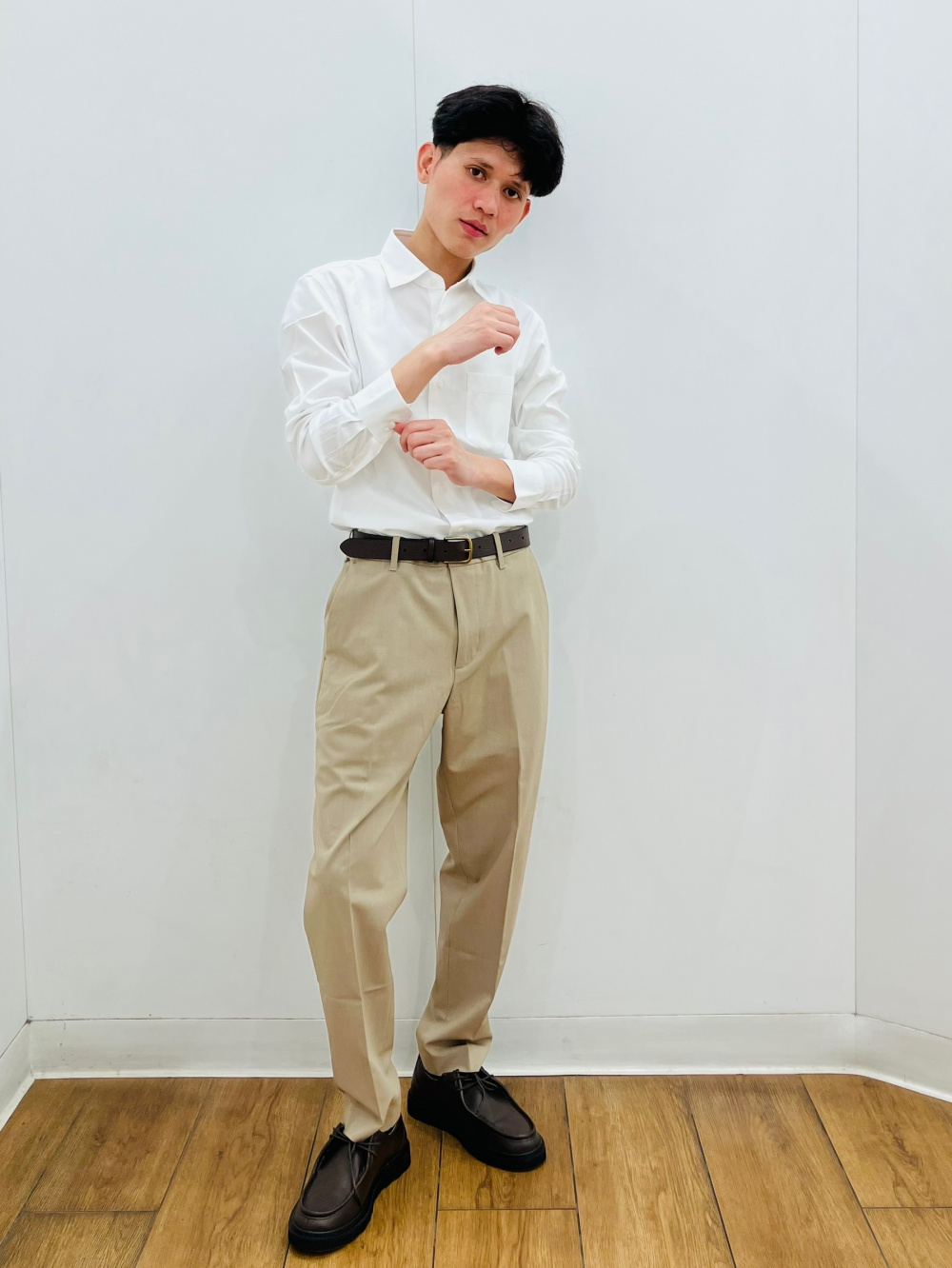 what color dress shirt with khaki pants Goes Pants? The 7+ Best Matches Khaki Pants Shirt With Sneakers