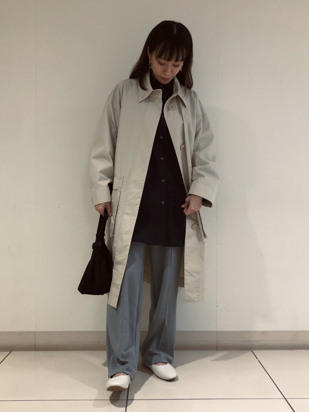 コットンロングコート、オーバーサイズシャツ（長袖）」の着用  