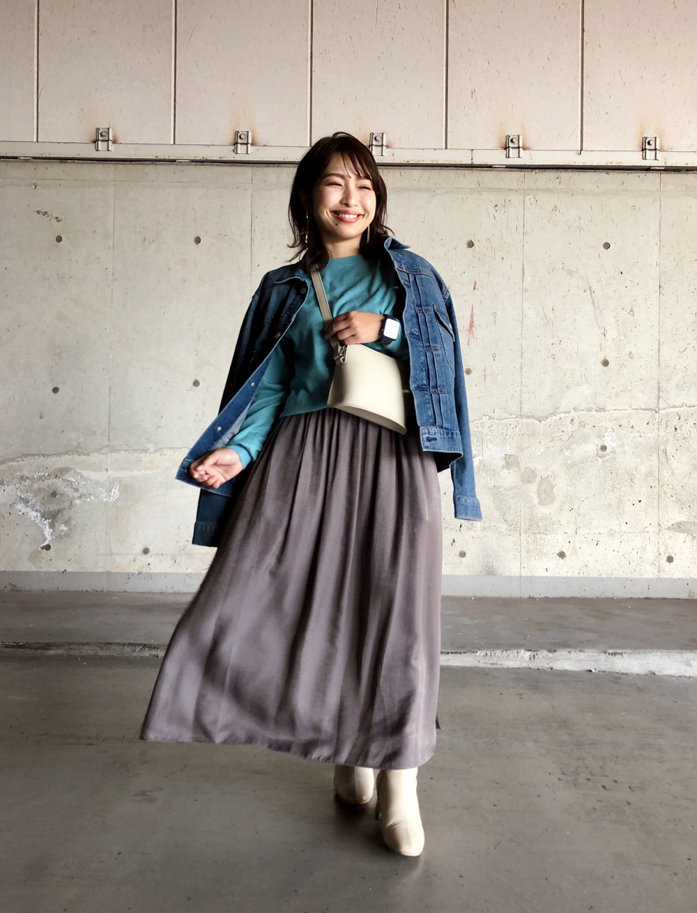 シャイニーギャザーロングスカート（丈標準81～85cm）」の着用