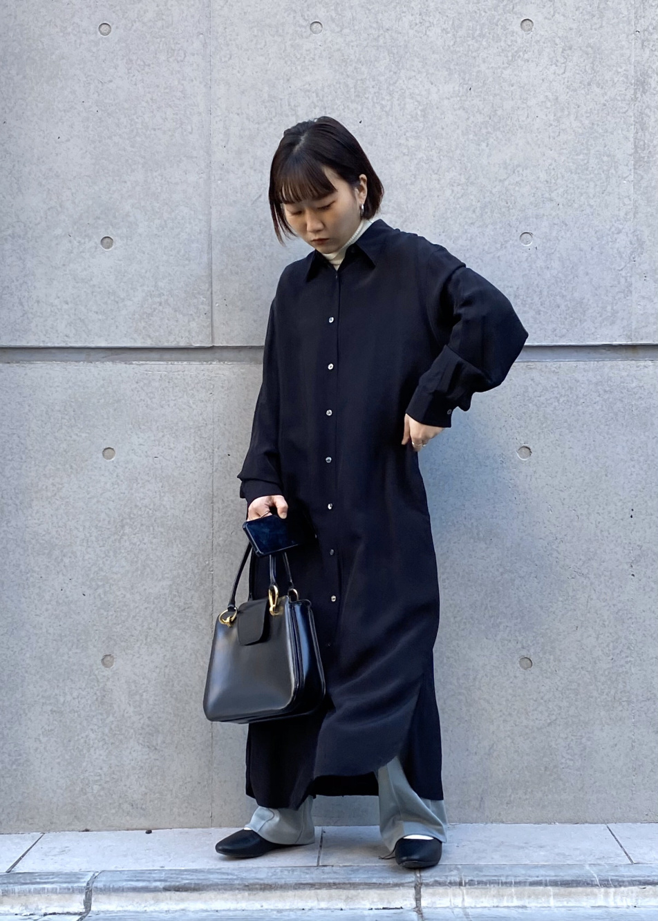 シャイニーレーヨンロングシャツワンピース（長袖）」の着用
