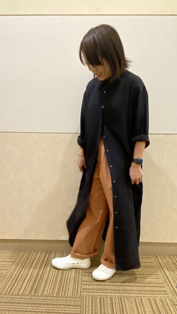 シャイニーレーヨンロングシャツワンピース（長袖）」の着用