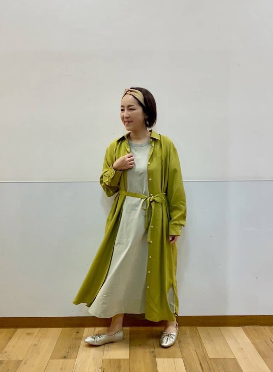 シャイニーレーヨンロングシャツワンピース（長袖）」の着用