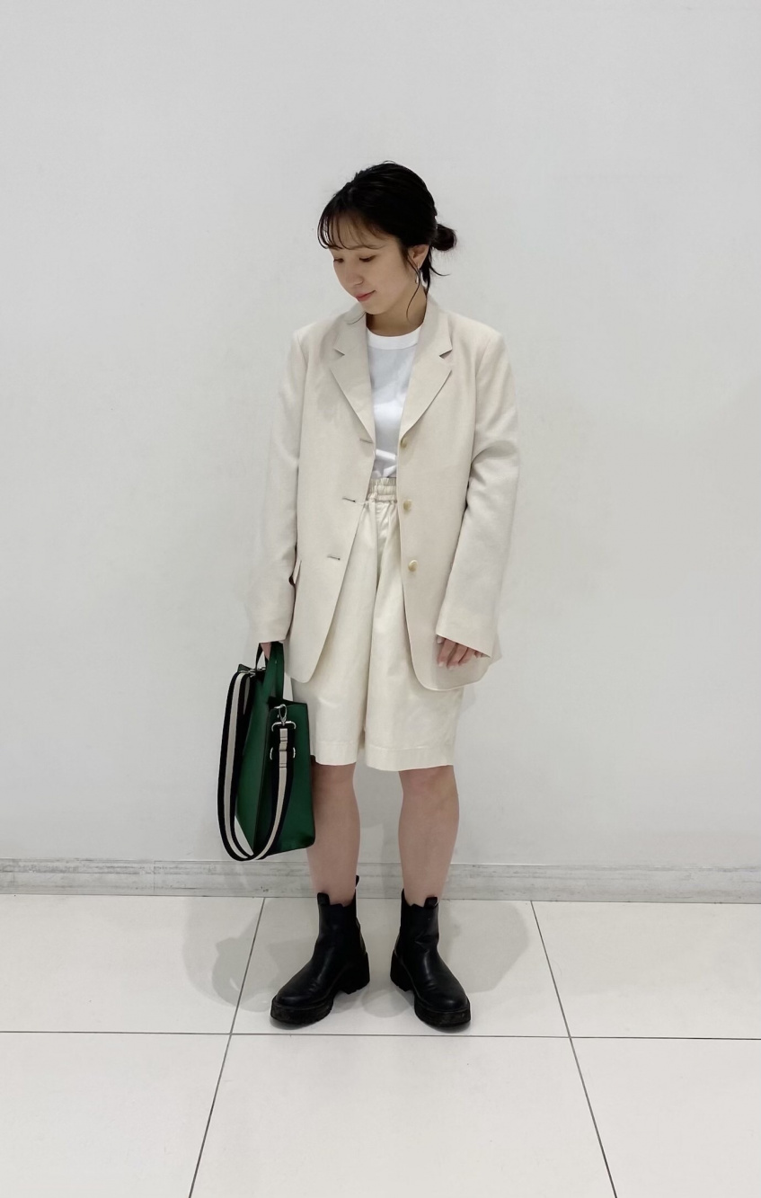 テーラードジャケット、リラックスストレートパンツ」の着用