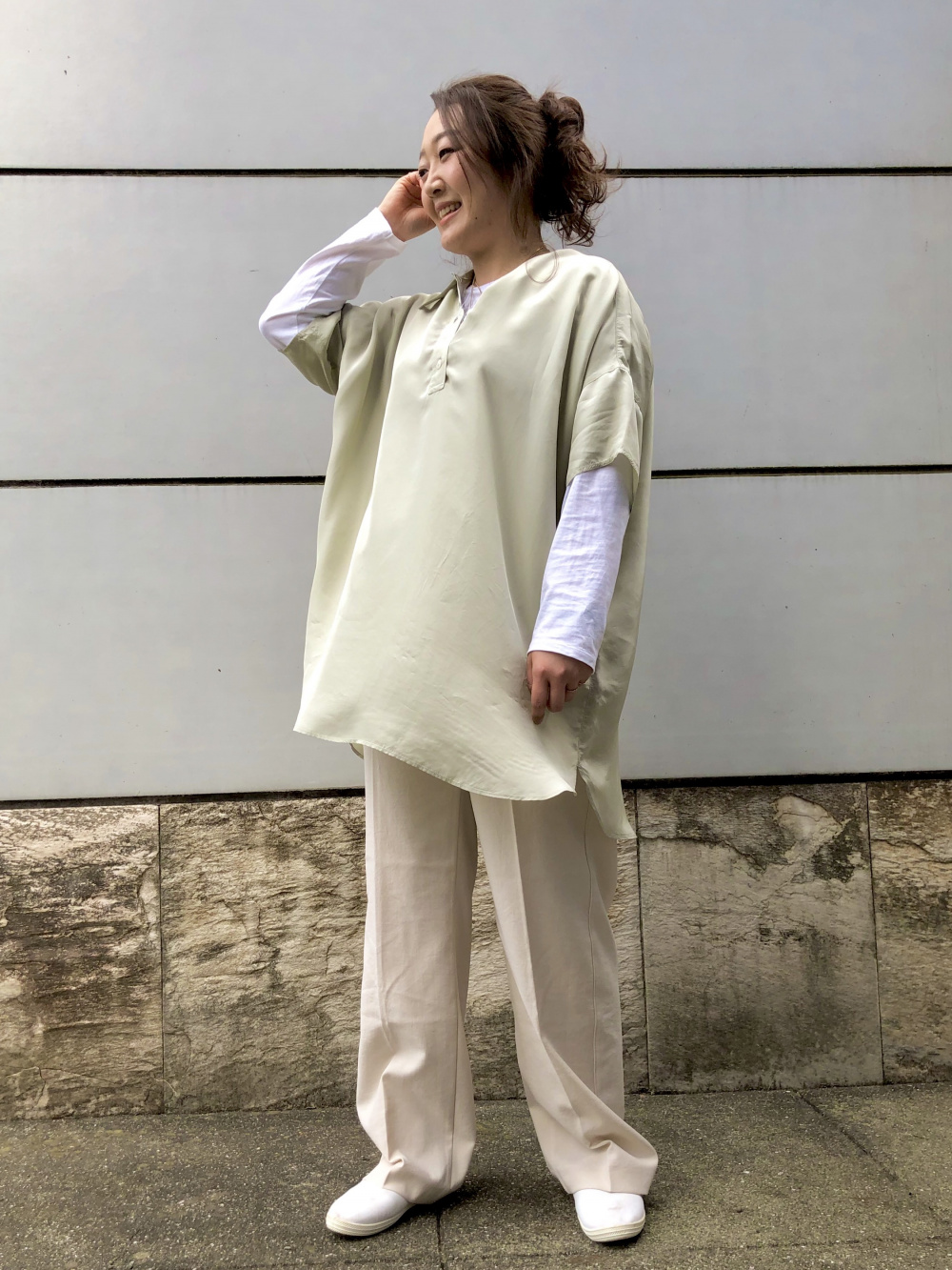 テーラードジャケット、リラックスストレートパンツ」の着用