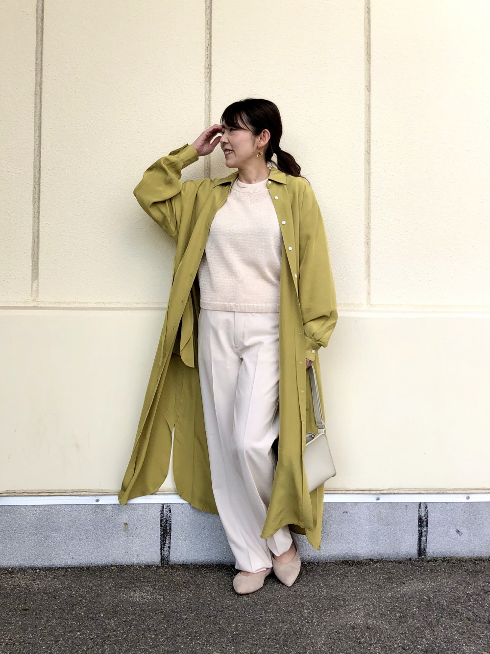 テーラードジャケット、リラックスストレートパンツ」の着用