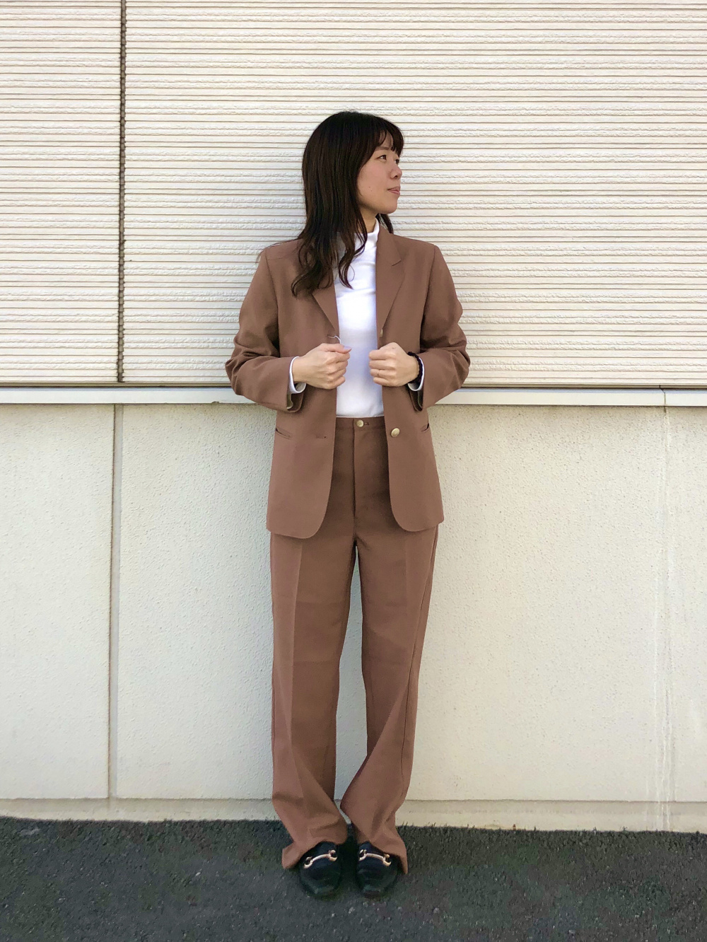 テーラードジャケット、リラックスストレートパンツ」の着用