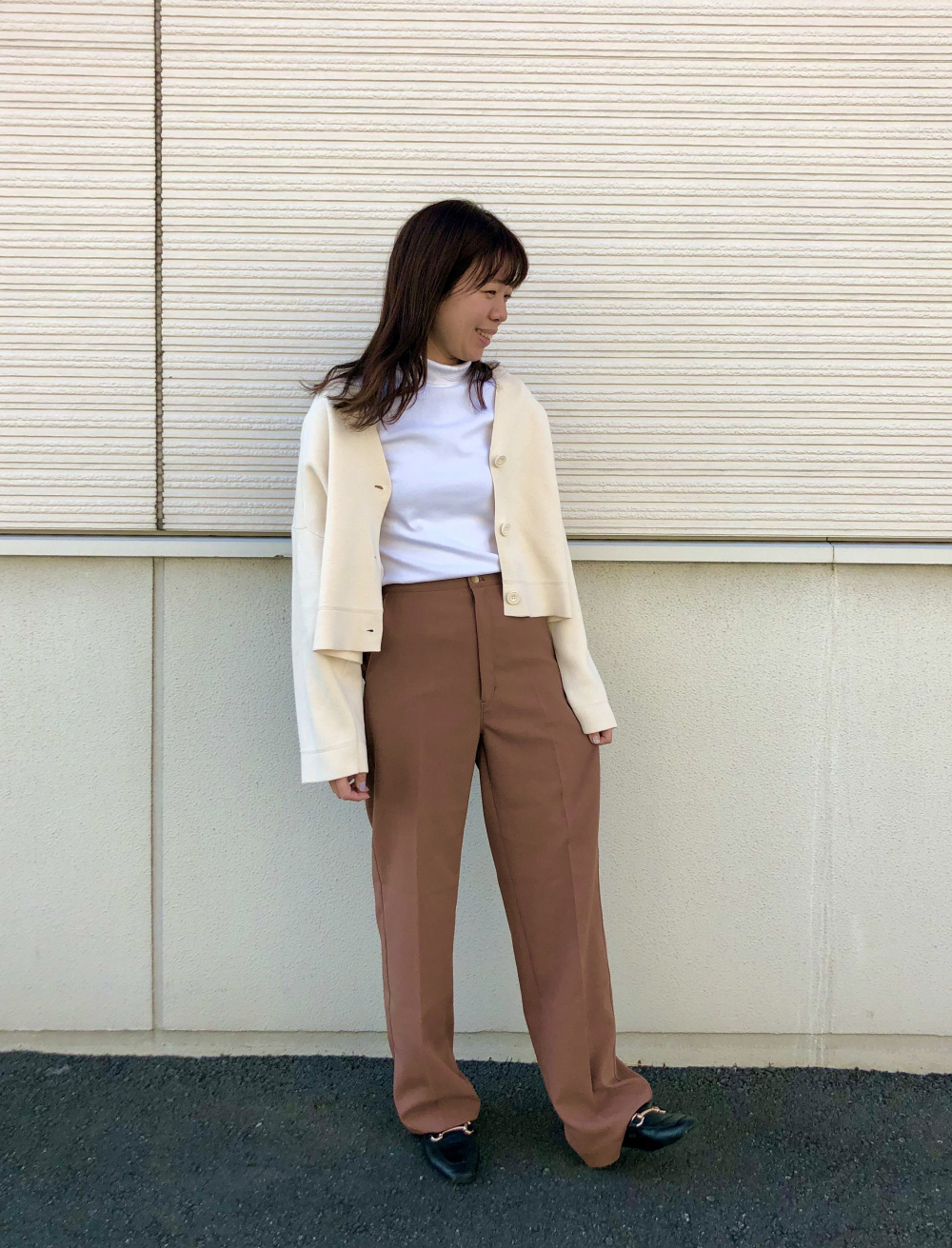 テーラードジャケット、リラックスストレートパンツ」の着用