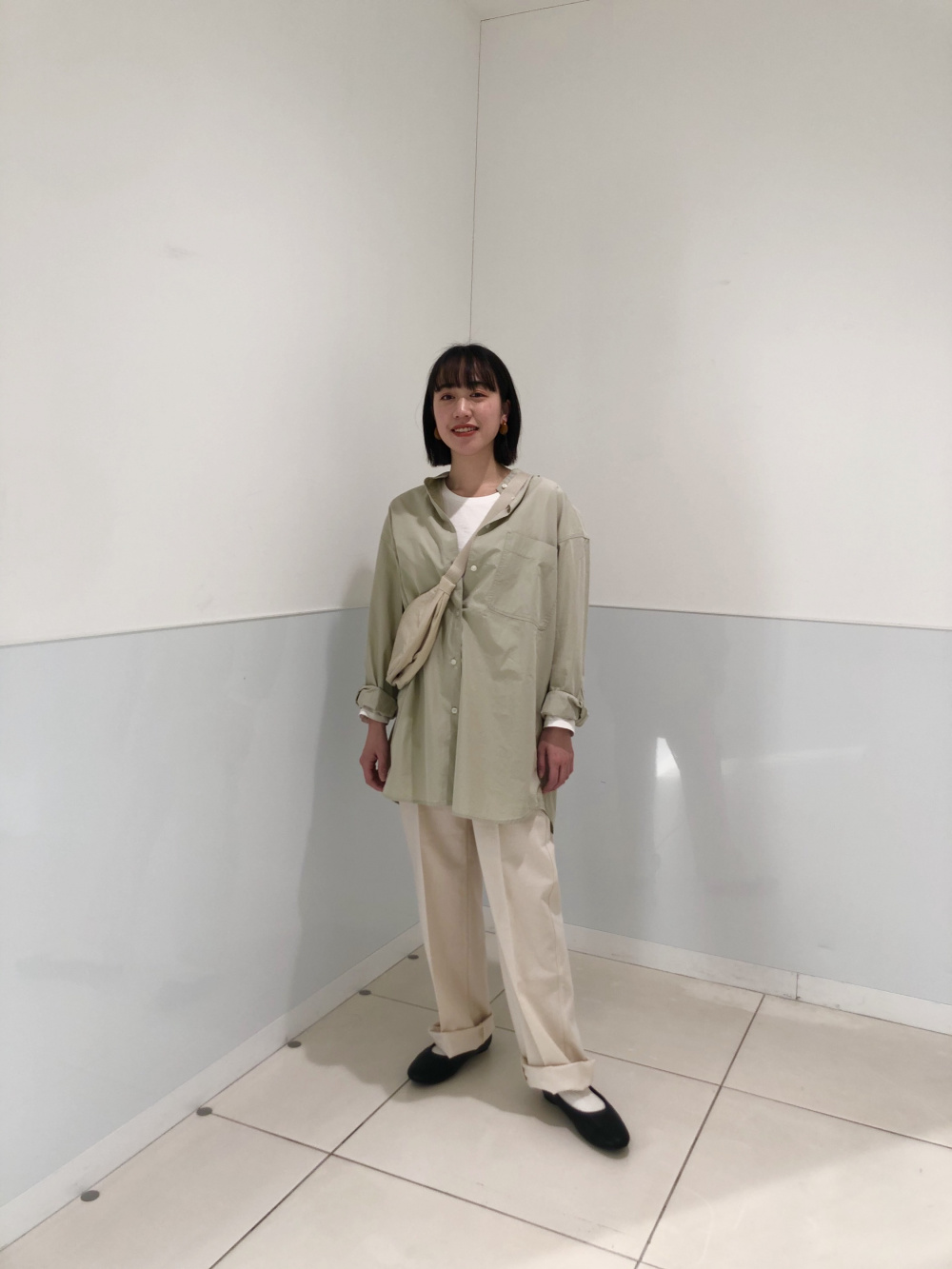 テーラードジャケット、リラックスストレートパンツ」の着用