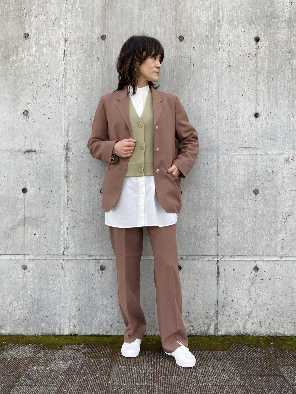 ユニクロ UNIQLO U テーラードジャケット リラックスストレートパンツ テーラードジャケット、リラックスストレートパンツ」の着用