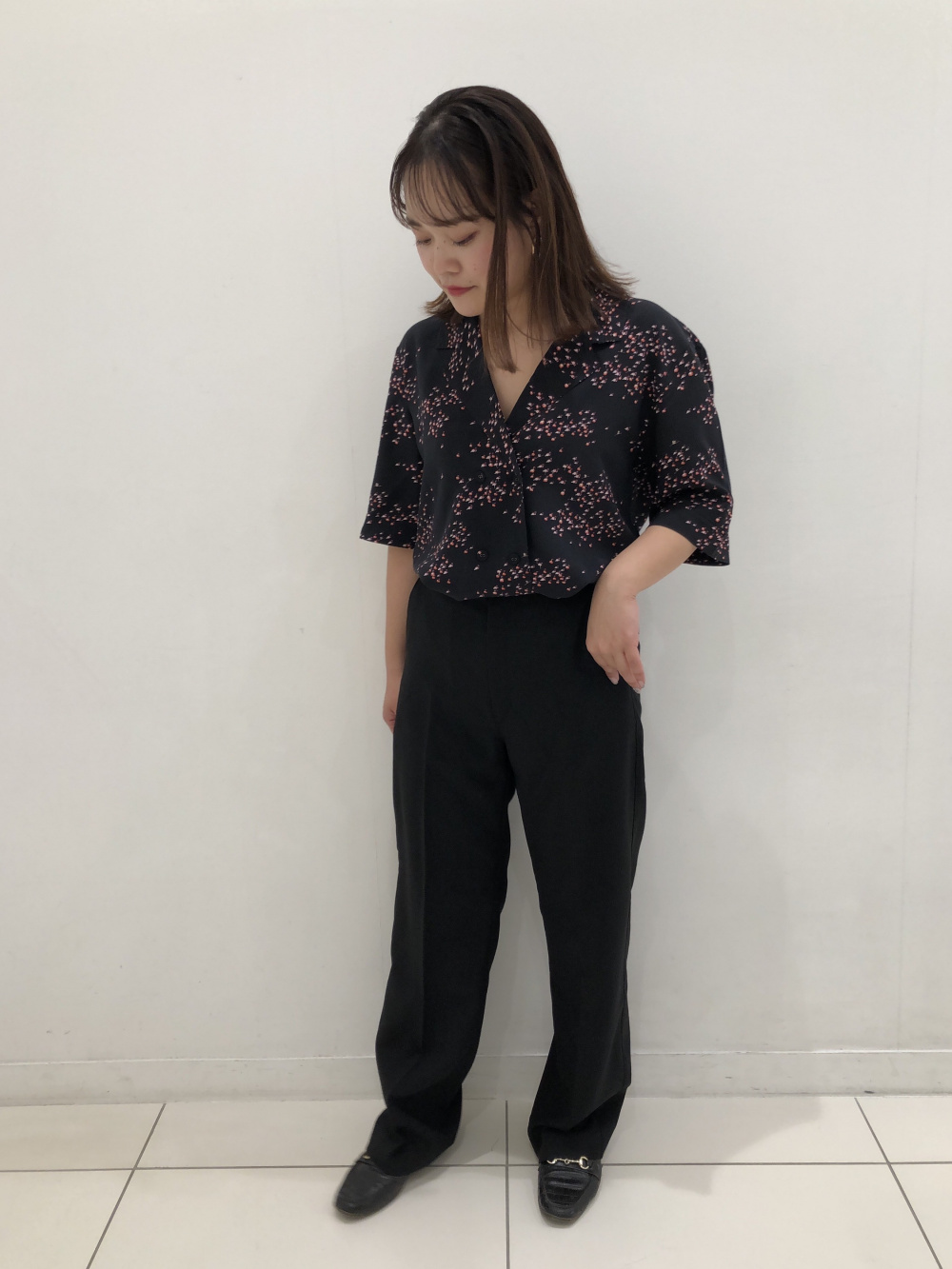 テーラードジャケット、リラックスストレートパンツ」の着用