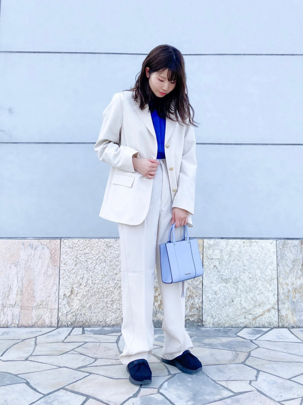 ユニクロ UNIQLO U テーラードジャケット リラックスストレートパンツ テーラードジャケット、リラックスストレートパンツ」の着用
