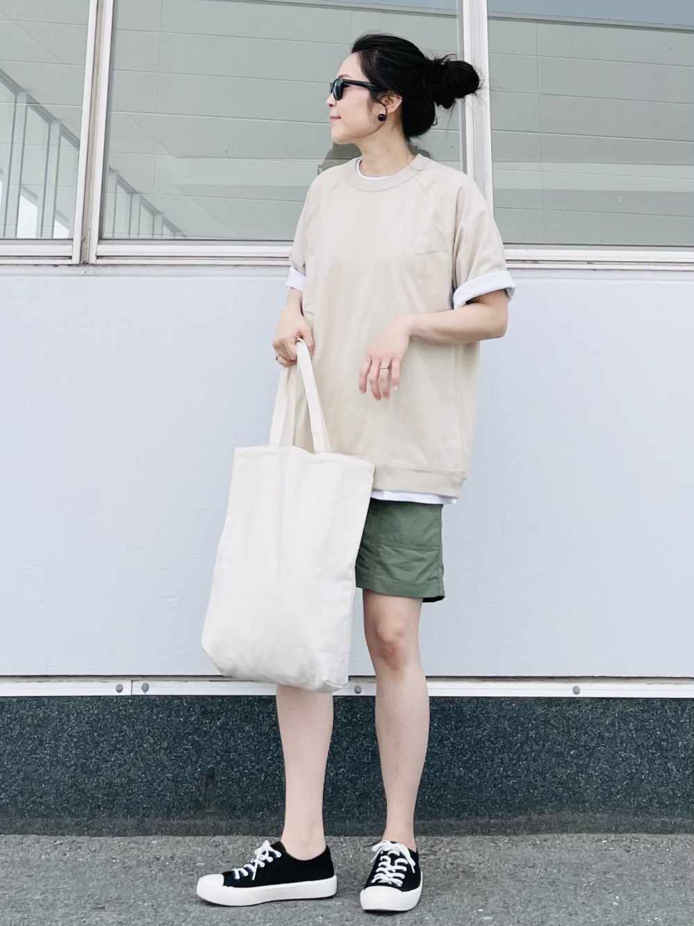 エアリズムコットンオーバーサイズtシャツ 5分袖 エアリズムコットンオーバーサイズt ノースリーブ の着用コーディネート ユニクロ
