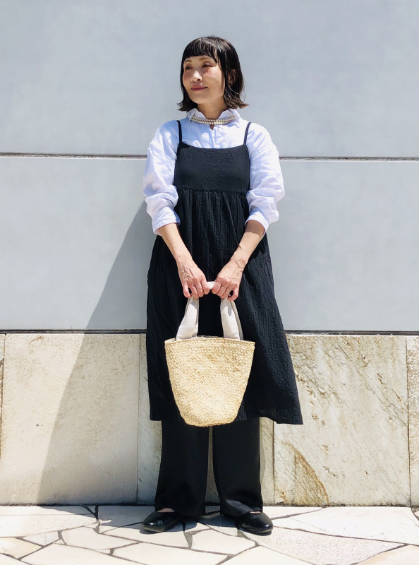 サテンリラックスストレートパンツ（丈標準64～66cm）（レディース）の