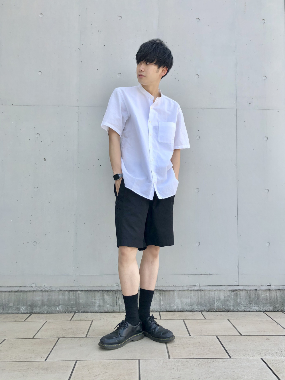 イージーワイドフィットショートパンツ、テープサンダル」の着用