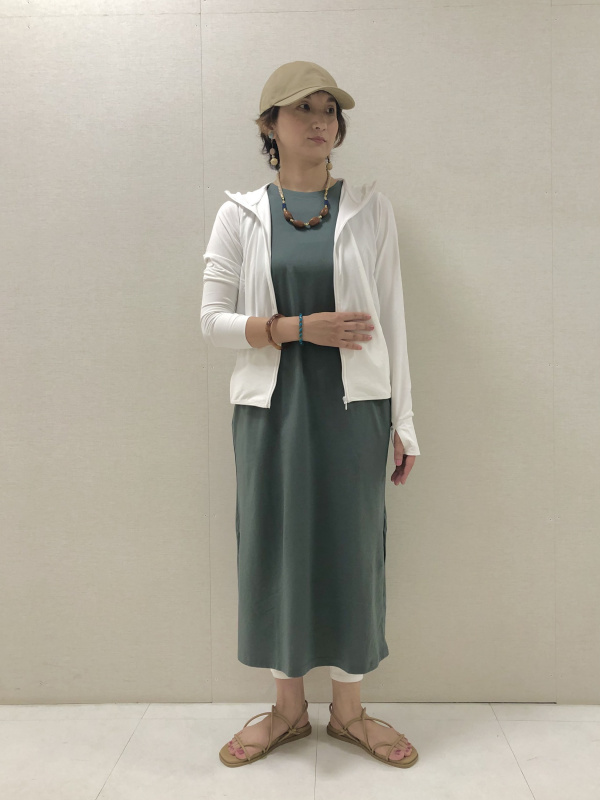 ユニクロ　カタログ　terry richardson Sanomai | Today'sCoordinate🖤🤍 UNIQLOで990円だったホルター