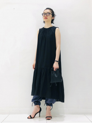 ユニクロ公式 | サテンドレープストレートパンツ