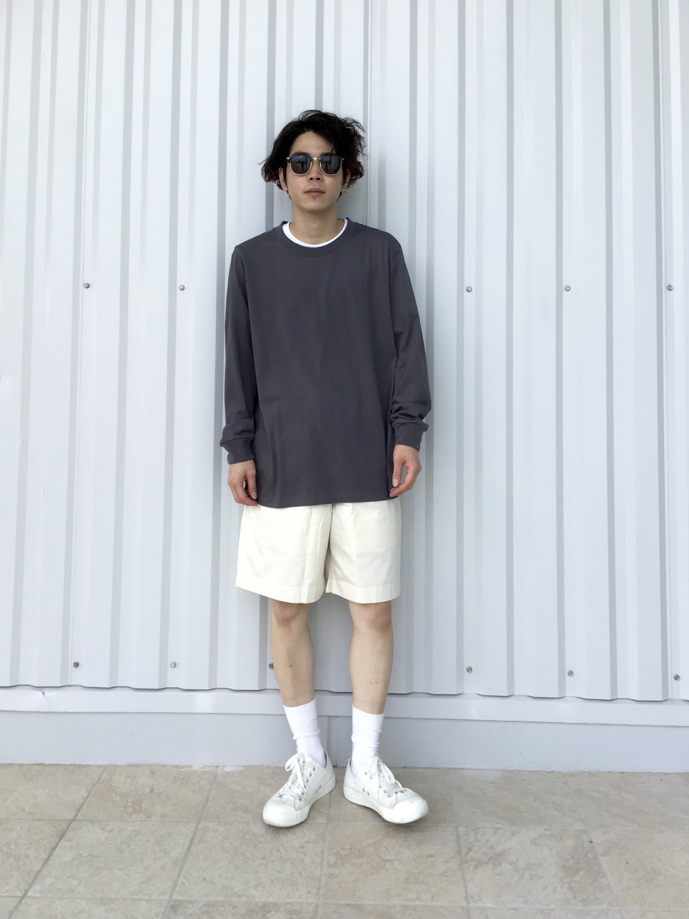 ユニクロ ユニクロc シャツ ショーツ サンダル コーデ uniqlo イージーワイドフィットショートパンツ、テープサンダル」の着用
