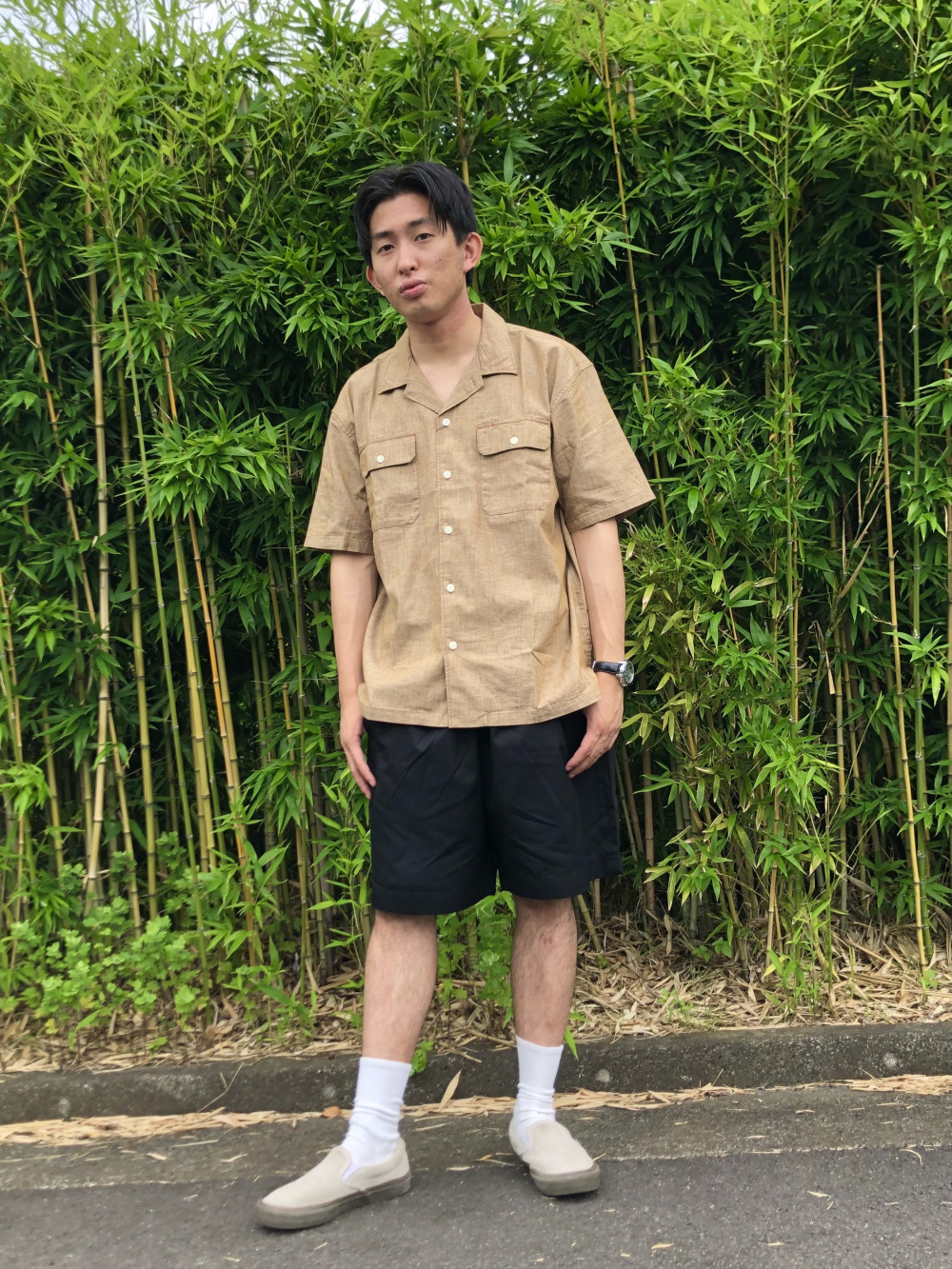 シャンブレーオーバーサイズワークシャツ 半袖 ツータックチノショートパンツ の着用コーディネート ユニクロ