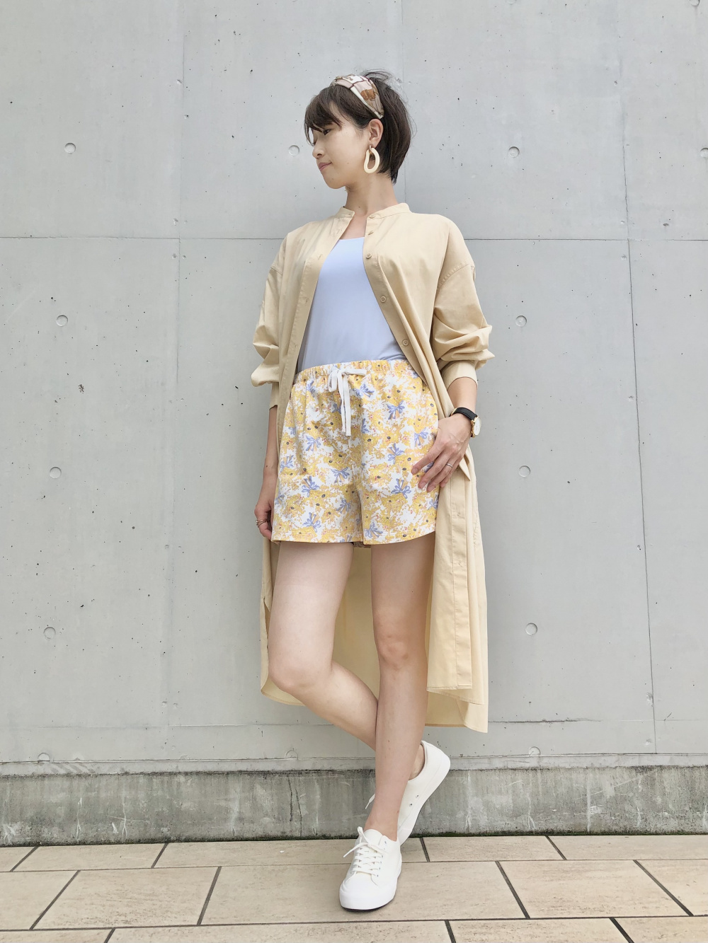 コットンギャザーロングシャツワンピース 長袖 ポール ジョー ラウンジ ショートパンツ の着用コーディネート ユニクロ