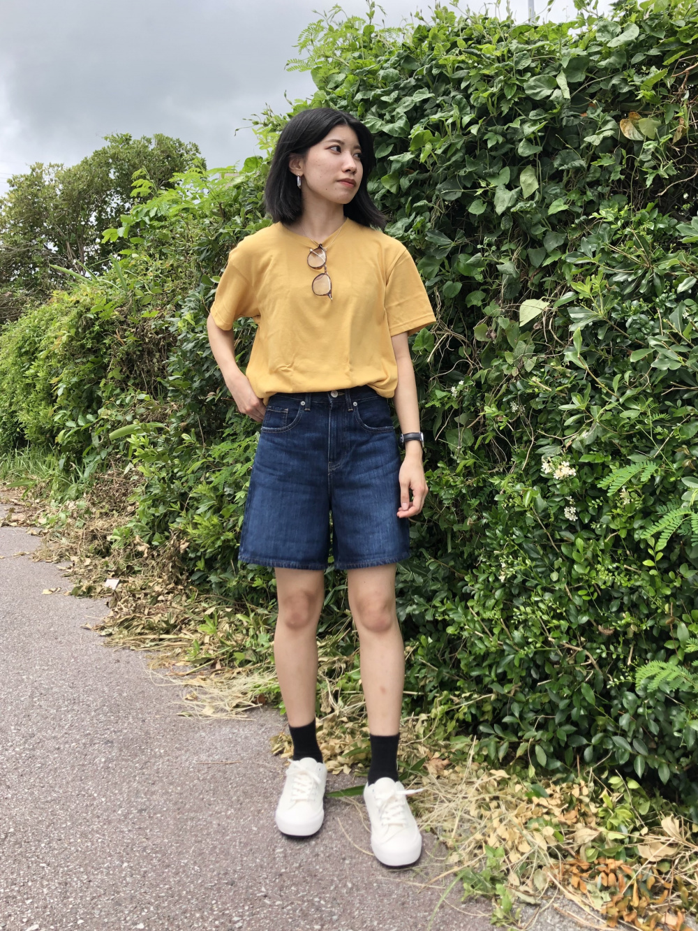 ハイライズデニムショートパンツ コットンキャンバスレースアップスニーカー の着用コーディネート ユニクロ