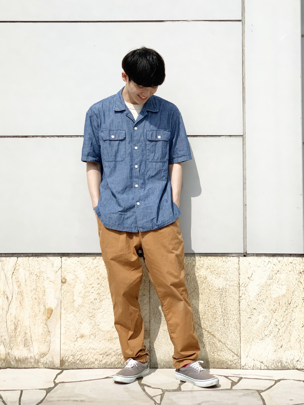 シャンブレーオーバーサイズワークシャツ 半袖 ツータックチノショートパンツ の着用コーディネート ユニクロ