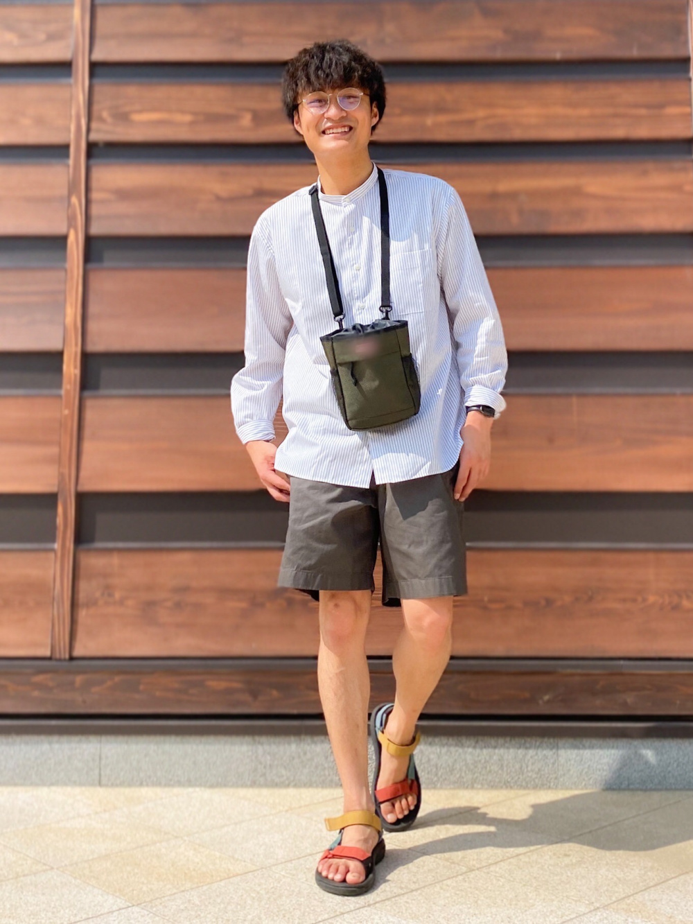 ユニクロ ユニクロc シャツ ショーツ サンダル コーデ uniqlo イージーワイドフィットショートパンツ、テープサンダル」の着用