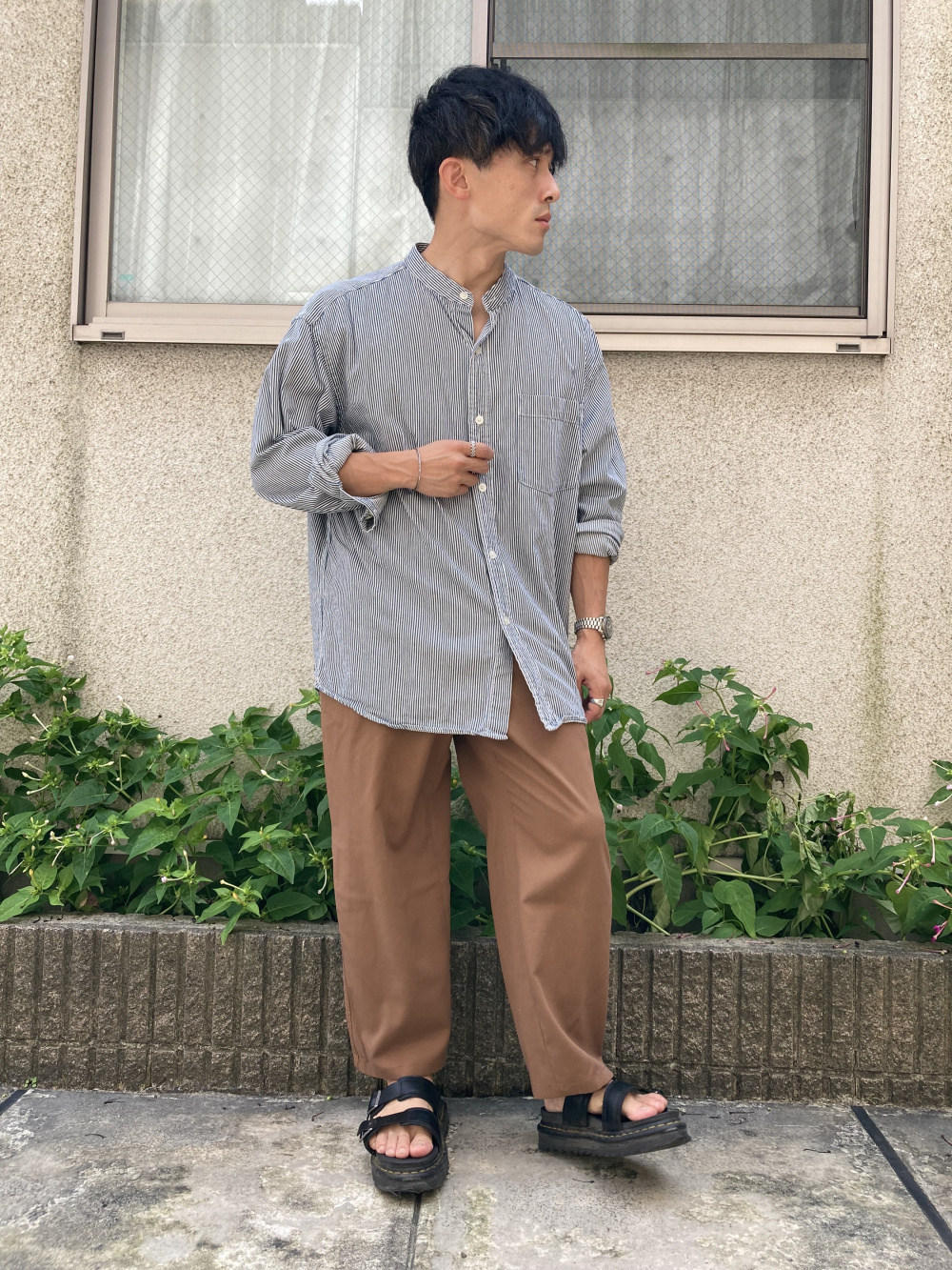 ヒッコリーオーバーサイズスタンドカラーシャツ（長袖）」の着用