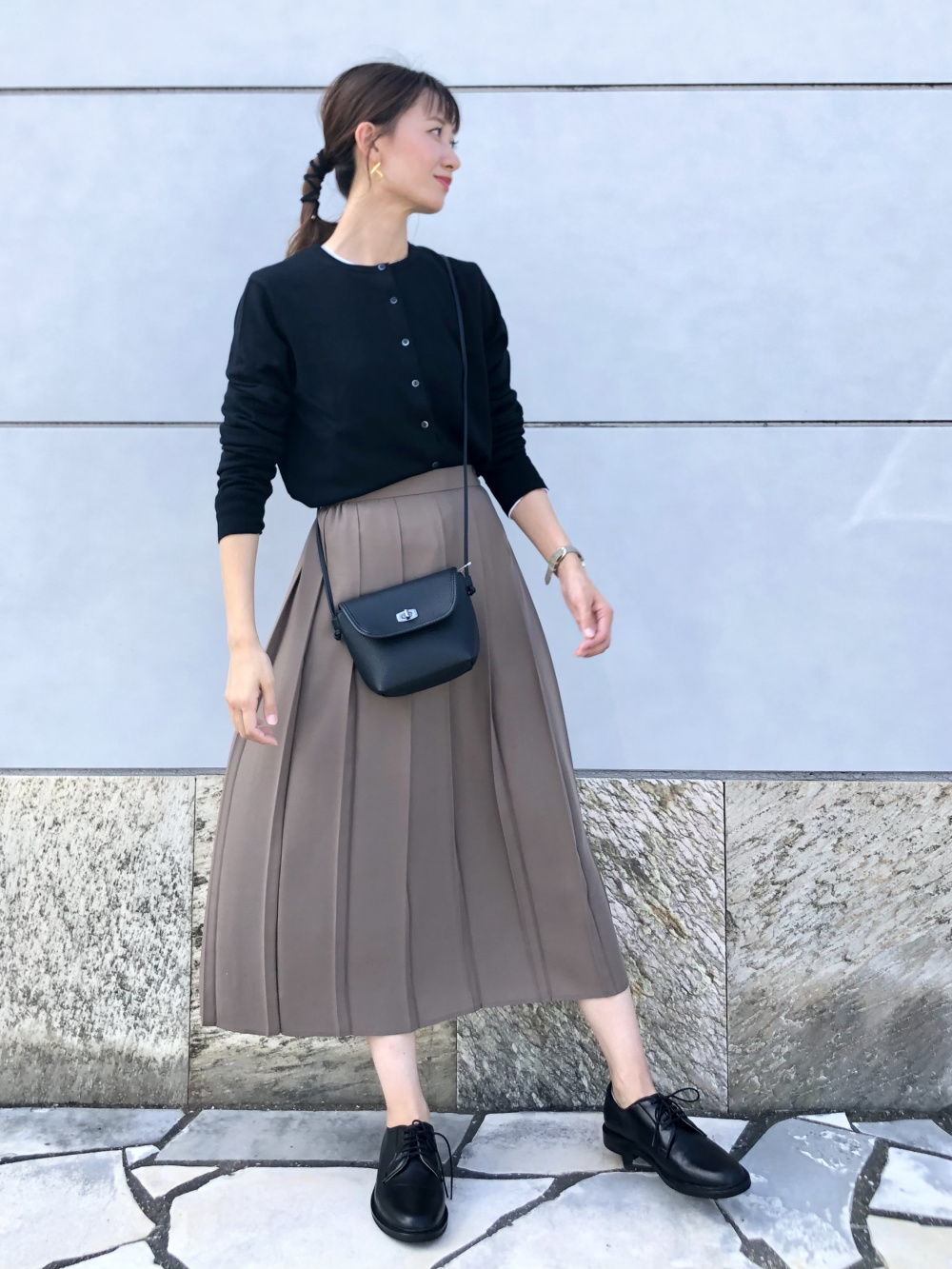 エクストラファインメリノクルーネックカーディガン 長袖 コットンツイルフレアスカート の着用コーディネート ユニクロ