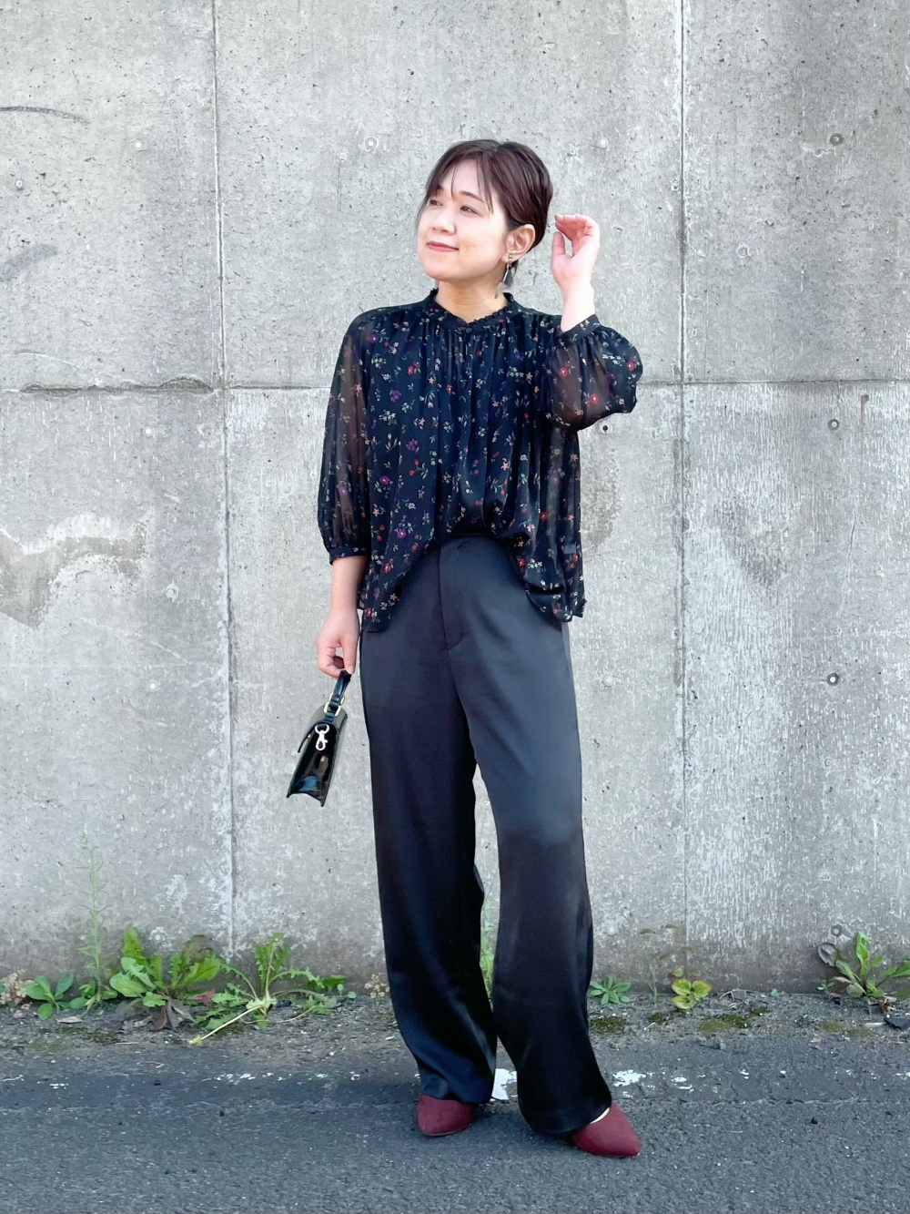 テーラードジャケット、サテンリラックスストレートパンツ（丈標準64