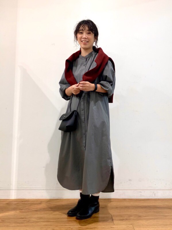 コットンギャザーロングシャツワンピース（長袖）（レディース）の着用