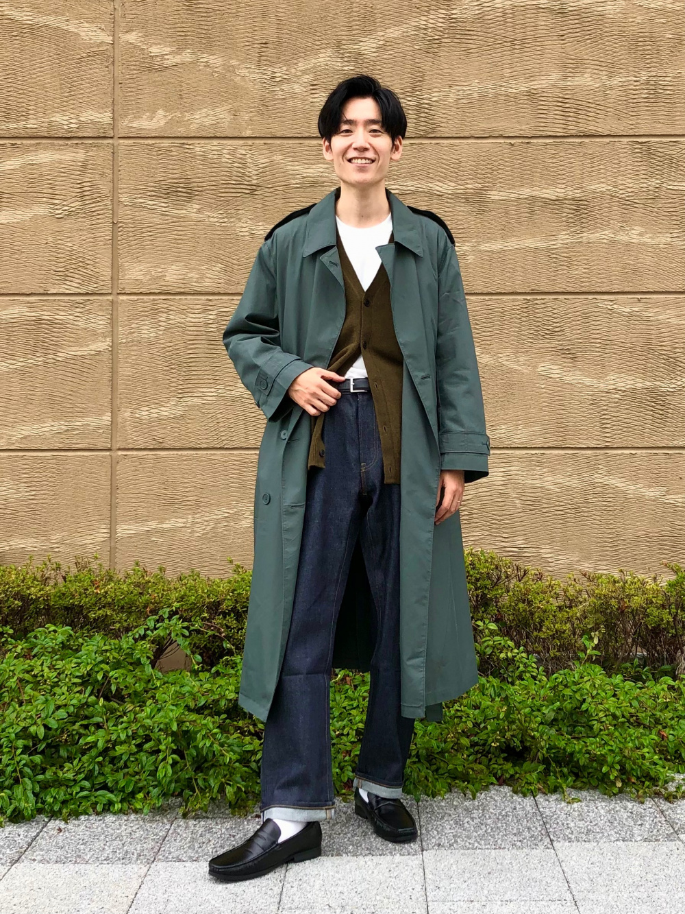 オーバートレンチコート、ボストンサングラス」の着用