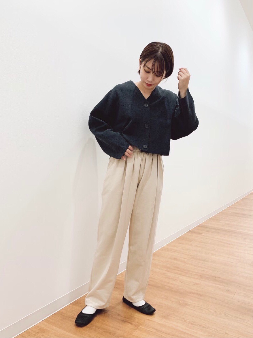 スウェットギャザーパンツ メリノブレンドショートカーディガン 長袖 の着用コーディネート ユニクロ