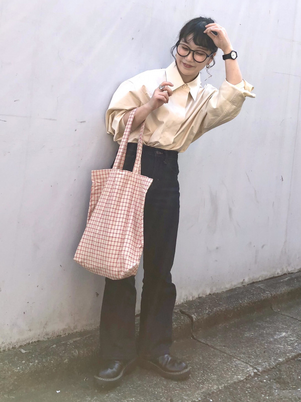 コットンサテンシャツジャケット（長袖）（レディース）の着用