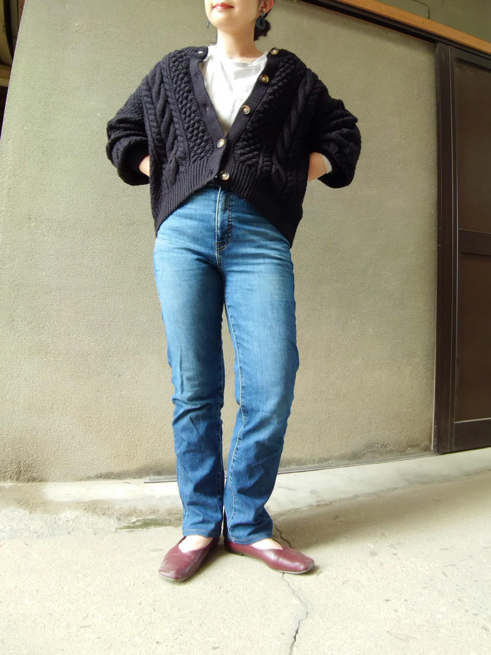 「カシミヤクルーネックセーター（長袖）、スムースストレッチコットンクルーネックT（長袖）」の着用コーディネート| ユニクロ