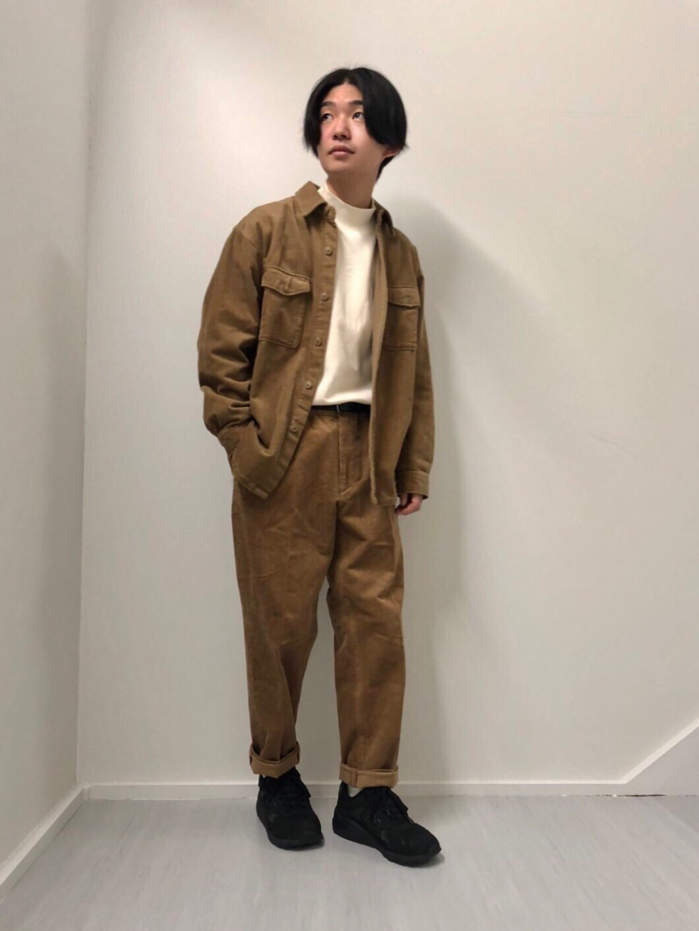 スマートアンクルパンツ 2wayストレッチ コーデュロイ 丈長め76cm の着用コーディネート ユニクロ