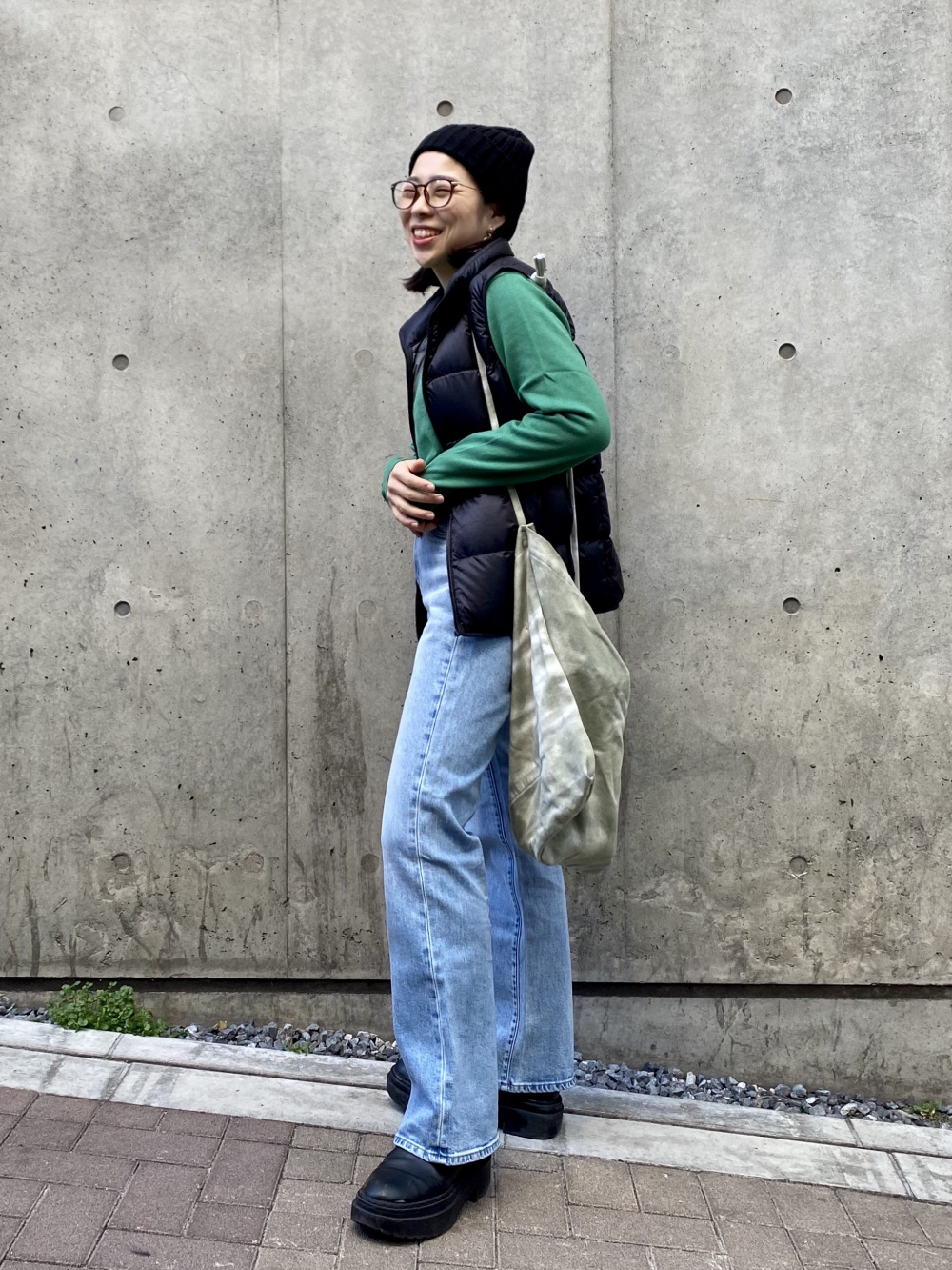 エクストラファインメリノリブタートルネックセーター 長袖 ウルトラライトダウンベスト の着用コーディネート ユニクロ