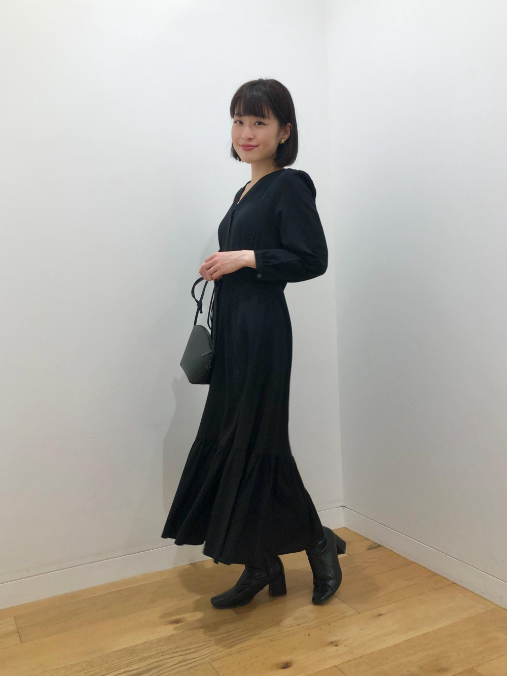 Vネックフレアワンピース（7分袖・標準丈・115.5～126.5cm）、レザー 