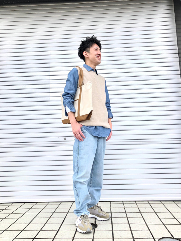 コットンシャンブレーロングシャツ（長袖）（レディース）の着用