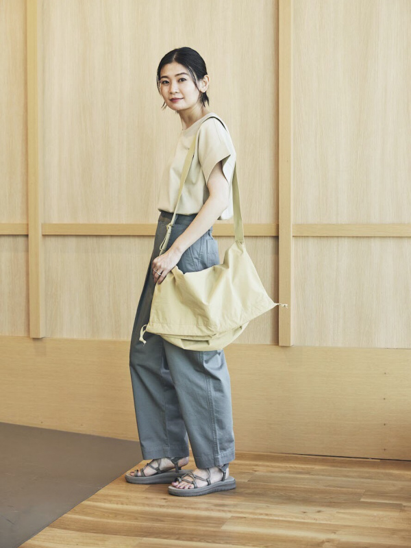 低廉 UNIQLO U ドローストリングショルダーバッグ ユニクロ ドローストリングショルダーバッグ