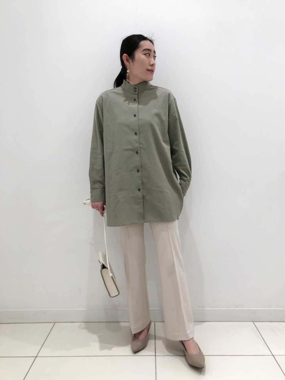 スタンドカラーロングシャツ（長袖）、ガウチョパンツ」の着用  