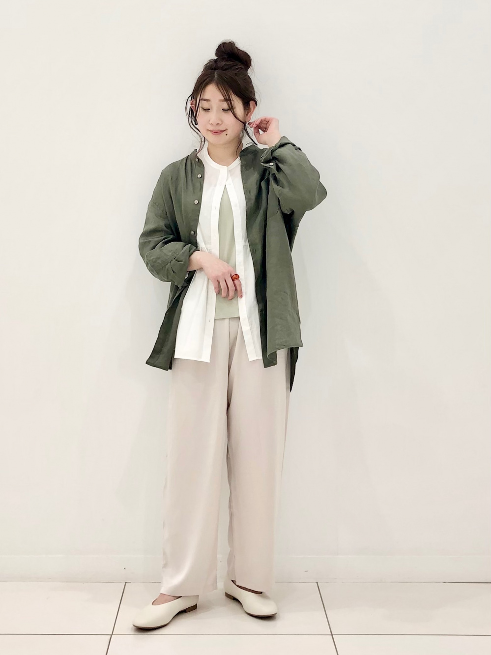 Uvカット ネックロングカーディガン 長袖 サテンリラコ 無地 ショート の着用コーディネート ユニクロ