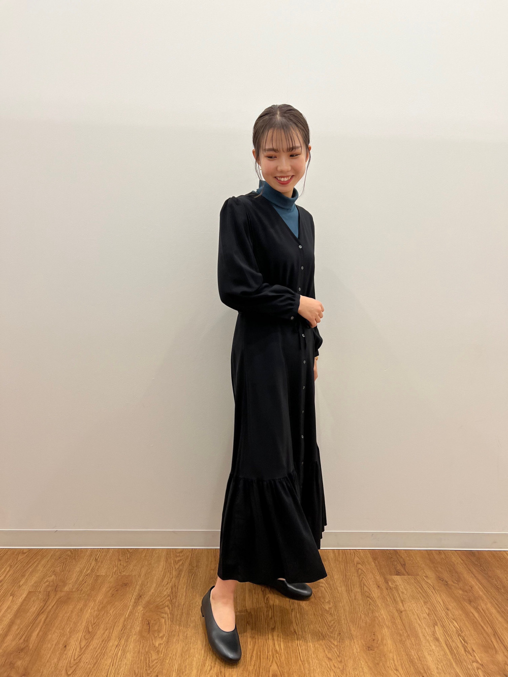 Vネックフレアワンピース（7分袖・標準丈・115.5～126.5cm）、レザー 