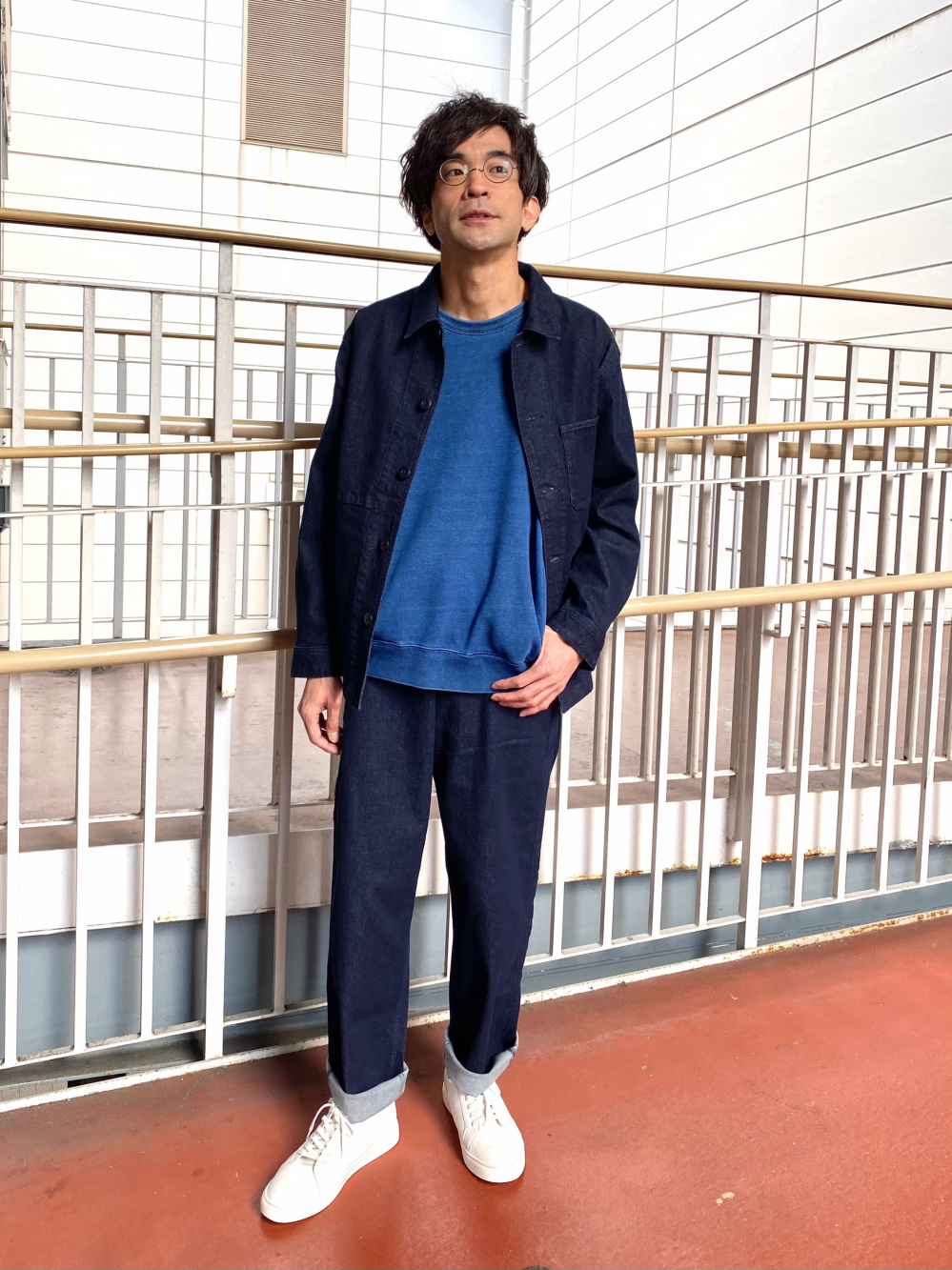 ワッフルクルーネックT（長袖）、デニムワークジャケット」の着用