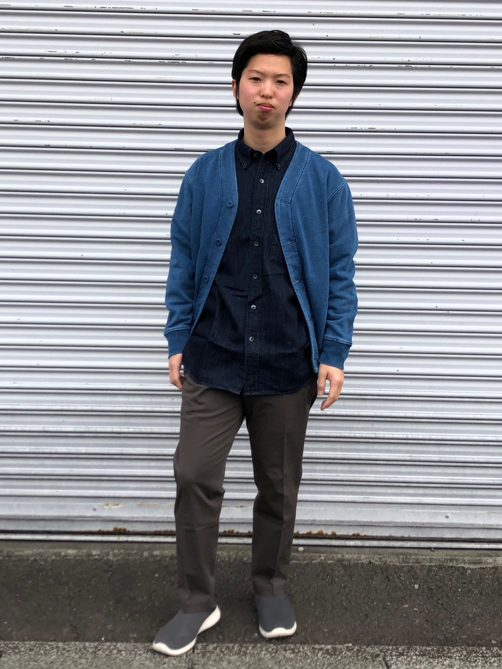 インディゴカーディガン 長袖 デニムシャツ ボタンダウンカラー 長袖 の着用コーディネート ユニクロ