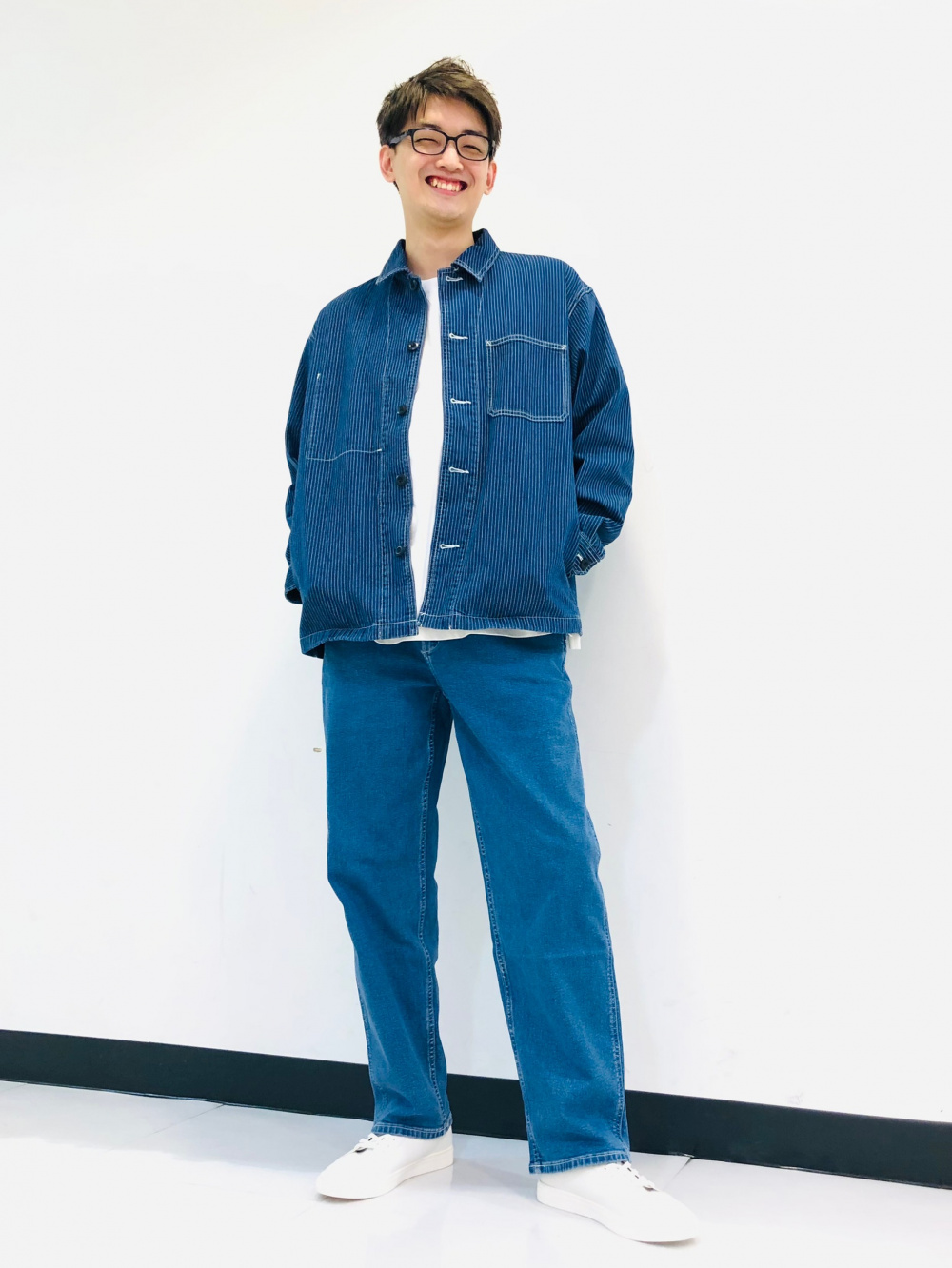 デニムワークジャケット、オーバーサイズTシャツ（7分袖）」の着用