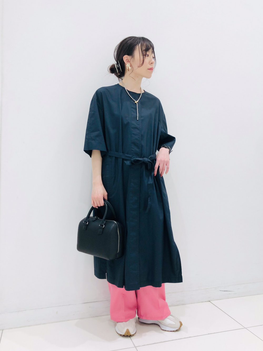 ベルテッドコートワンピース 5分袖 レザータッチ2wayボストンバッグ の着用コーディネート ユニクロ