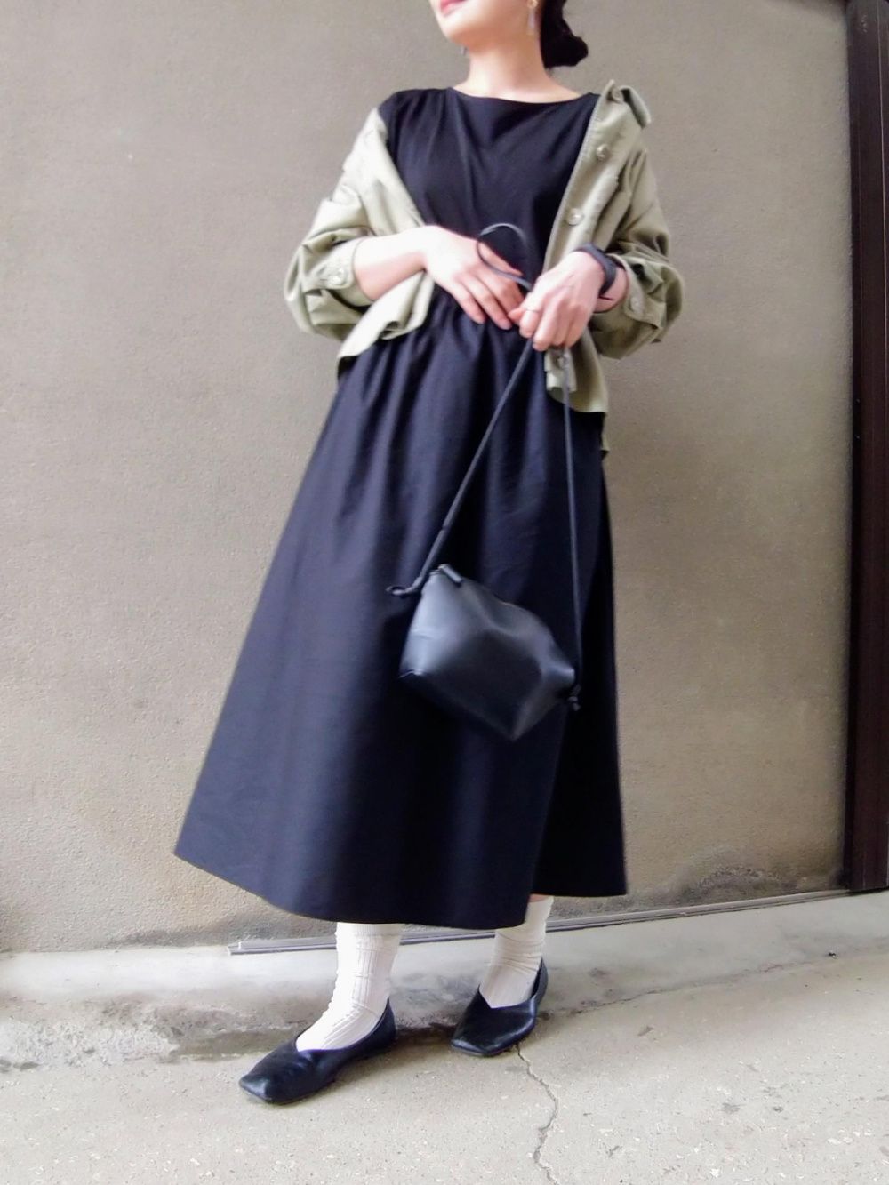 Vネックフレアワンピース（7分袖・標準丈・115.5～126.5cm）、レザー 
