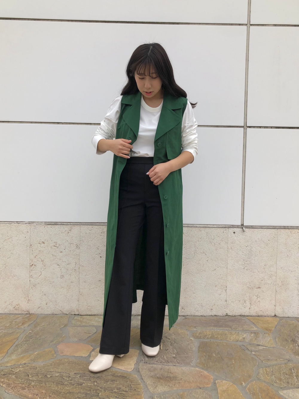 コーチジャケット、オーバーサイズTシャツ（7分袖）」の着用  